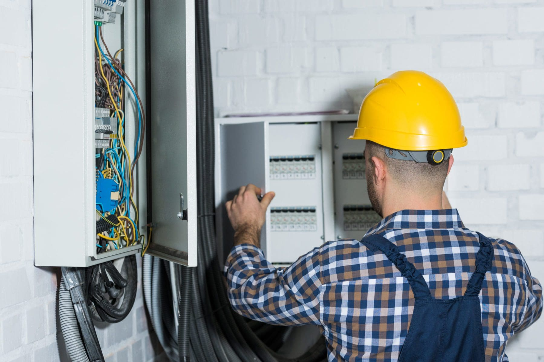 male-electrician-repairing-circu