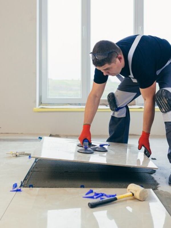 builder-who-installs-floor-with