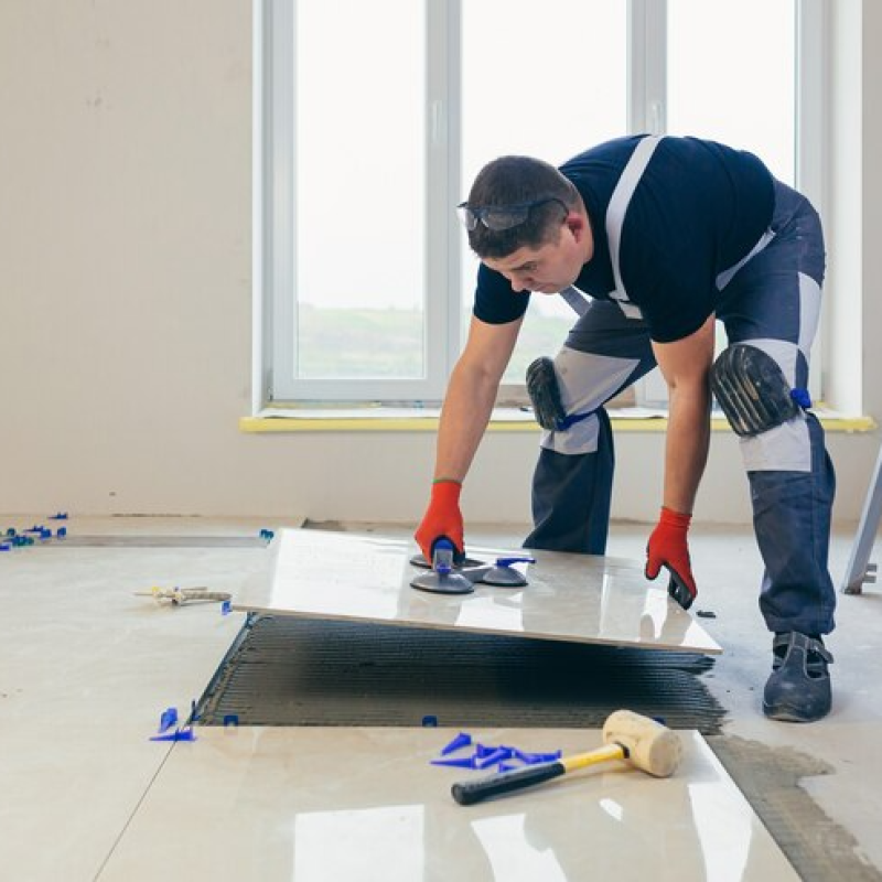 builder-who-installs-floor-with